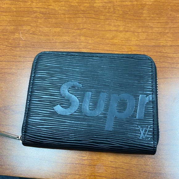 Supreme X Louis Vuitton Wallet - Picture 2 of 4